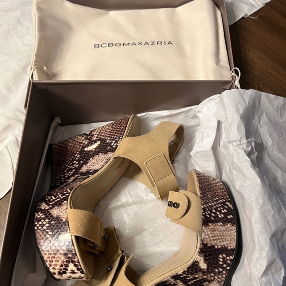 Brand New Women's BCBG Maxazria Wedge Shoes, Size 9.5 - Style MNHDB273 - Picture 3 of 4